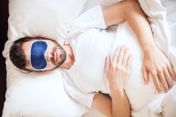  чоловік у масці для сну
 - Фото, зображення