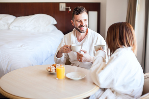пара наслаждаясь кофе и завтрак
 - Фото, изображение