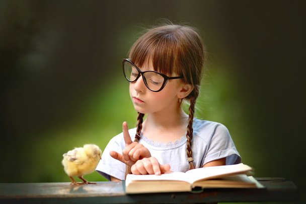 Education concept, little girl is reading a book. - Foto, afbeelding