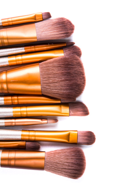 Conjunto de pinceles de maquillaje, herramientas profesionales de belleza aisladas
 - Foto, imagen