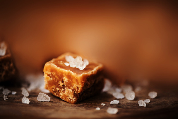 Salted caramel pieces - Foto, afbeelding