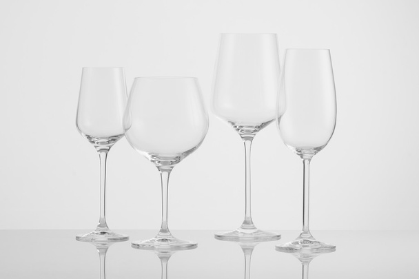 copos de vinho em um fundo leve - Foto, Imagem