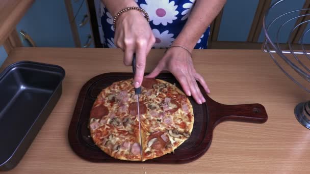 Woman trying to split pizza - Materiał filmowy, wideo