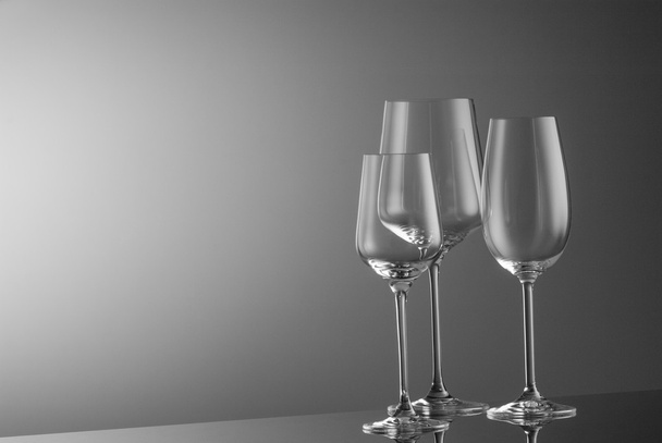 copas de vino sobre un fondo claro - Foto, Imagen