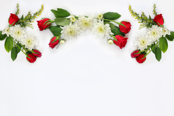 uspořádání krásné květy na bílém pozadí - Fotografie, Obrázek
