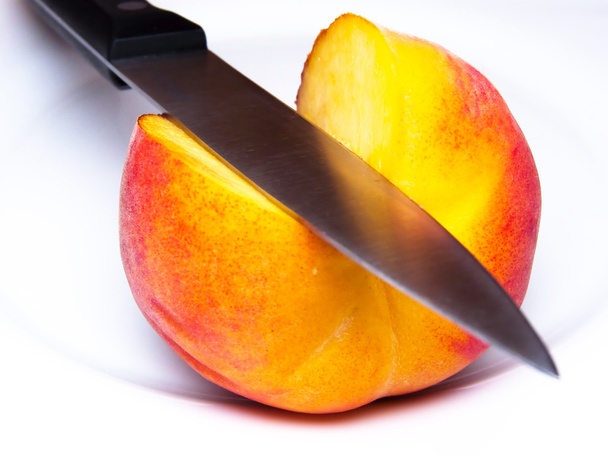 Kypsä persikka puukotettu
 - Valokuva, kuva