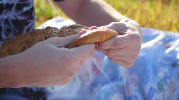ο άνθρωπος σπάει το ψωμί με τα χέρια του - Πλάνα, βίντεο