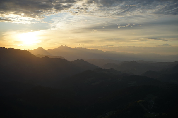 Ανατολή του ηλίου στο βουνό - Φωτογραφία, εικόνα