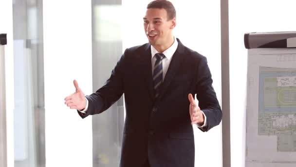  businessman giving presentation - Video, Çekim