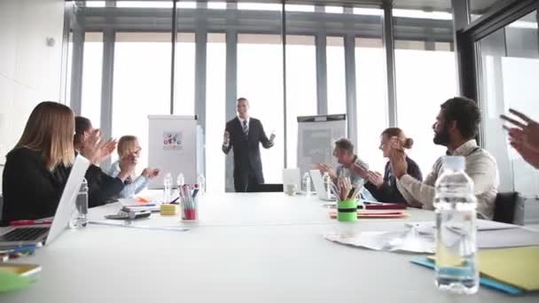 Kollegen applaudieren lächelndem Geschäftsmann - Filmmaterial, Video