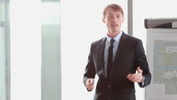businessman giving presentation - Video