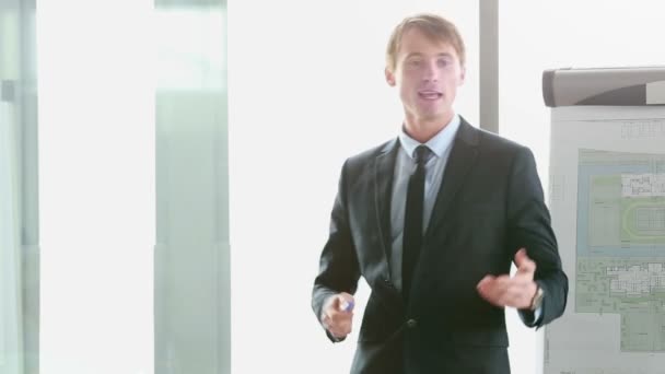 businessman giving presentation - Video