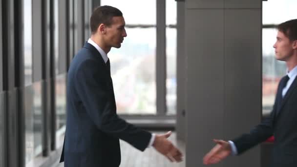 握手をするビジネスマン - 映像、動画