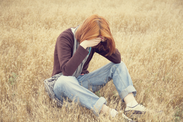 samotny smutny rudowłosej dziewczyny w dziedzinie - Zdjęcie, obraz