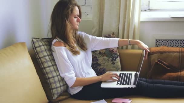 Напружена жінка використовує ноутбук, ніж закрита
 - Кадри, відео