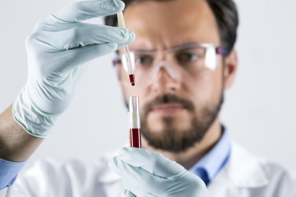 scientifique analysant des échantillons de sang prélevés en laboratoire
 - Photo, image