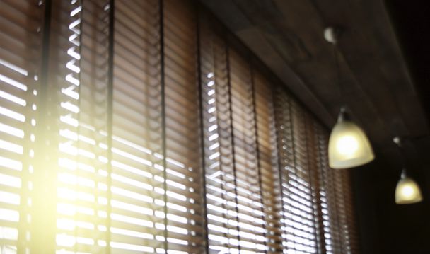 Жалюзи размываются в доме, ловящем солнечный свет ярким светом
 - Фото, изображение