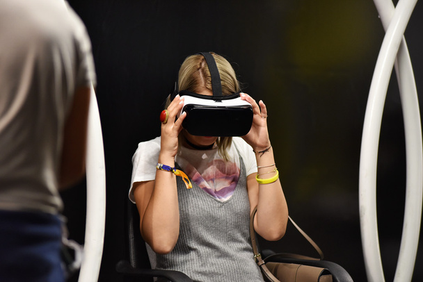 Virtual reality Samsung Gear VR headset and hand controls - Foto, Bild