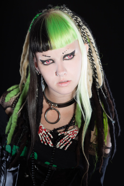 Cyber punk ragazza con i capelli biondi verdi e gli occhi rossi isolati su sfondo nero. Faccia espressiva. Studio girato
. - Foto, immagini