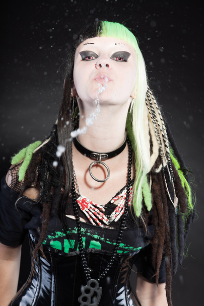 Кіберпанк дівчина з зеленим світлим волоссям і червоними очима ізольовані на чорному тлі. Плюснувши воду. Виразне обличчя. Студійний знімок
. - Фото, зображення