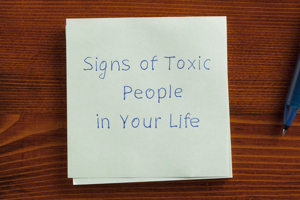 Signos de personas tóxicas en su vida escritos en una nota
 - Foto, Imagen