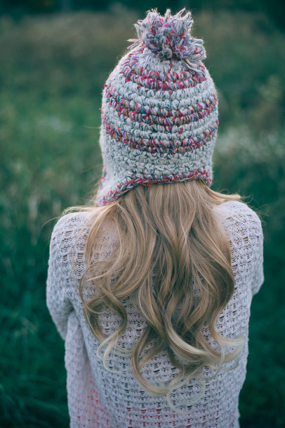 Donna capelli lunghi guardando lontano in cappello a maglia
 - Foto, immagini