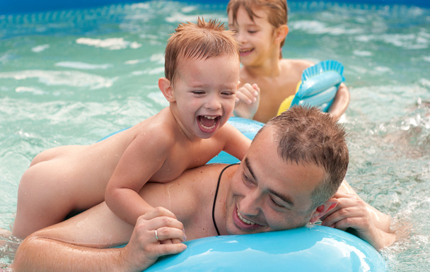 ο πατέρας και τα παιδιά του, τη διασκέδαση στην πισίνα, όμορφη καλοκαιρινή μέρα - Φωτογραφία, εικόνα