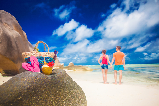 foto de acessórios coloridos praia e jovem casal apaixonado no fundo
 - Foto, Imagem