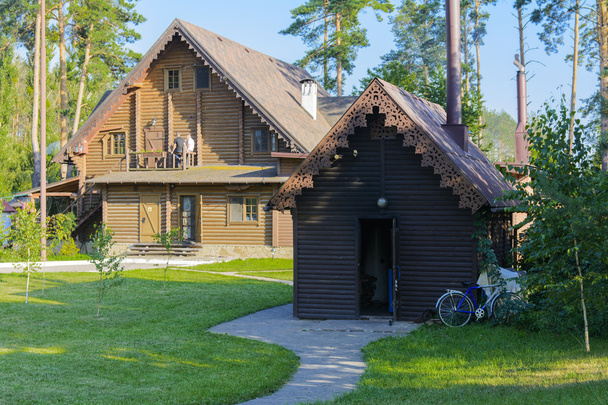 Cabane en bois dans la pinède en été
 - Photo, image