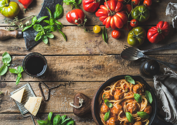 Italian pasta spaghetti with tomato sauce and meatballs - Φωτογραφία, εικόνα