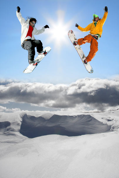 Snowboardosok ellen, blue sky ugrás - Fotó, kép