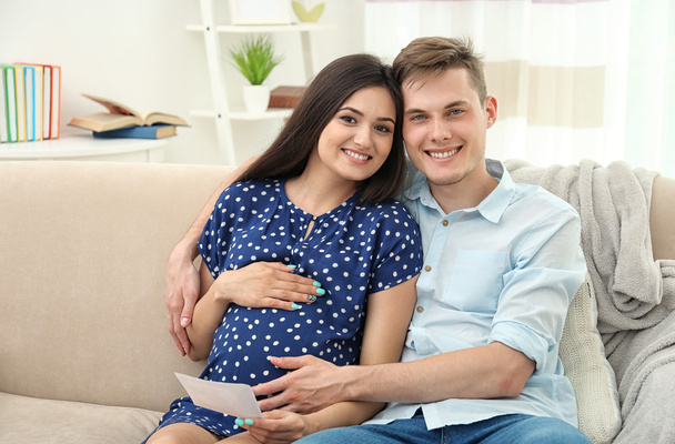 pregnant couple with ultrasound image - Fotografie, Obrázek
