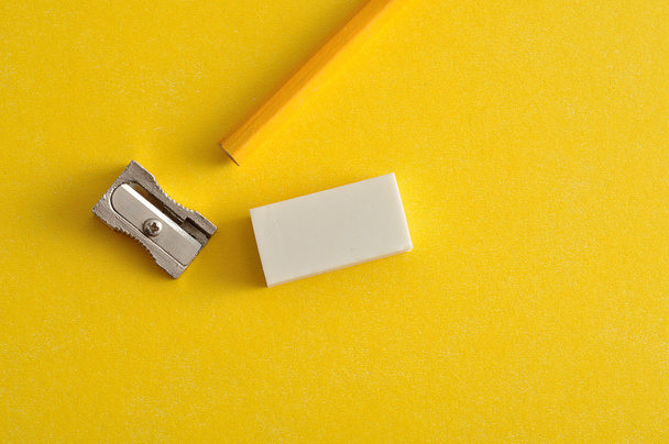 Точилка, ластик и желтый карандаш
  - Фото, изображение