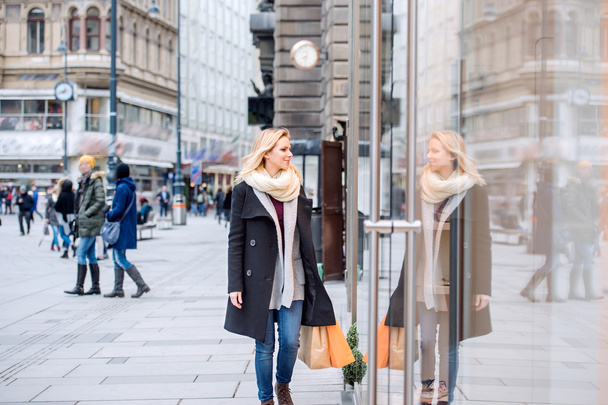 Woman window shopping in centre of the city. Winter - Фото, зображення