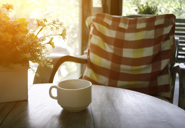 Чашка кофе на столе и стульях
 - Фото, изображение