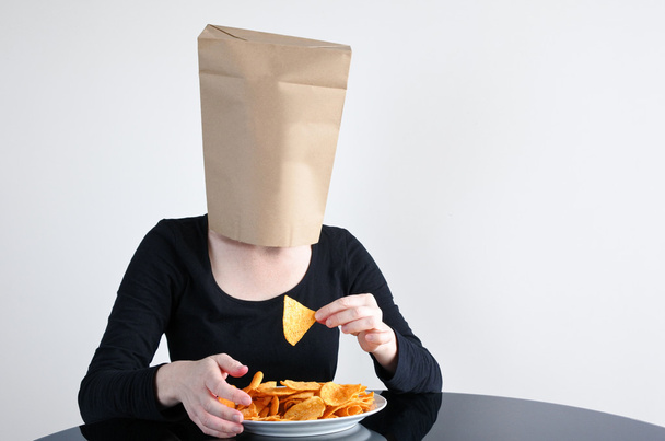 Анонимная женщина слепо ест нездоровую пищу
 - Фото, изображение