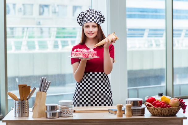 Mladá hospodyňka pečení dortu v kuchyni - Fotografie, Obrázek