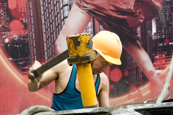 Trabajador trabajador en el sitio de construcción
 - Foto, Imagen