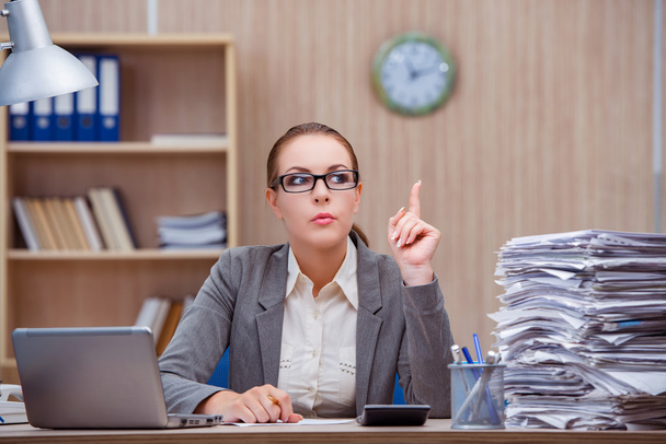 Зайнята стресова жінка секретарка під стресом в офісі
 - Фото, зображення