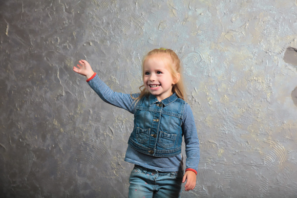 sehr glückliches kleines Mädchen, das tanzt, springt, lächelt und posiert - Foto, Bild