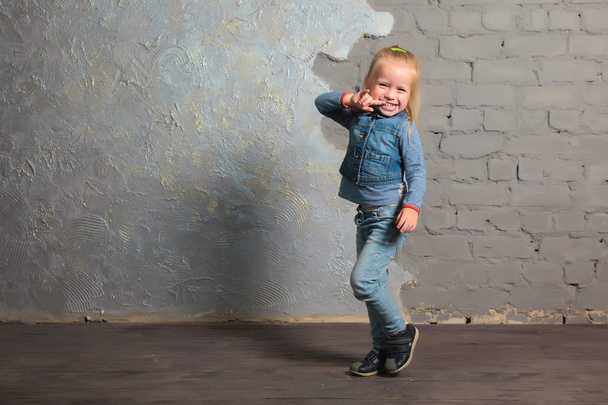 Molto felice bambina che balla, salta, sorride e posa
 - Foto, immagini