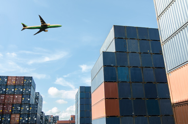 Industriële haven met containers en lucht voor logistieke concept - Foto, afbeelding