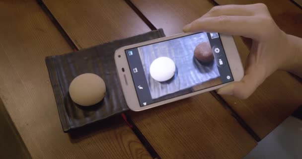 Mochi-Dessert mit Handy fotografieren - Filmmaterial, Video