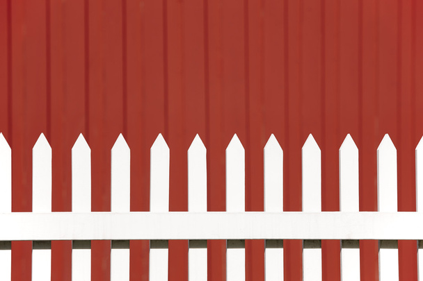Valla de madera blanca sobre fondo rojo. Copiar espacio
 - Foto, Imagen