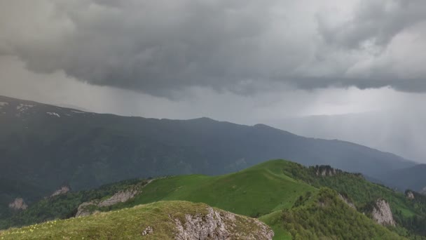 La formación y el movimiento de las nubes sobre las laderas de verano de Adygea Bolshoy Thach y las montañas del Cáucaso
 - Imágenes, Vídeo