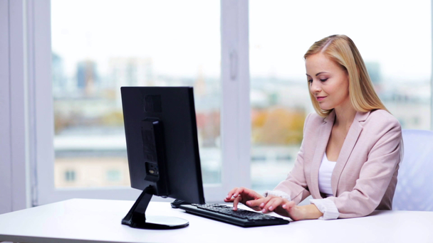 jonge zakenvrouw met computer te typen op kantoor - Video