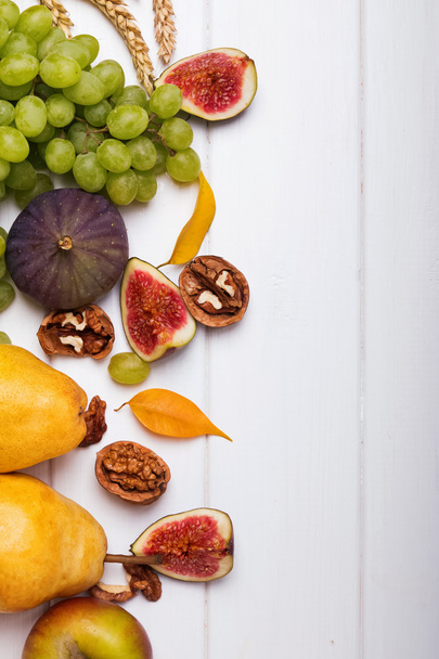 Frutas de otoño en blanco
  - Foto, imagen