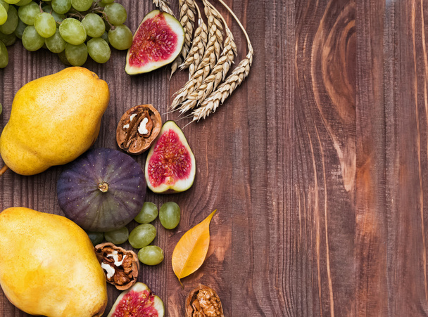 Autumn fruits on wooden background - Foto, afbeelding