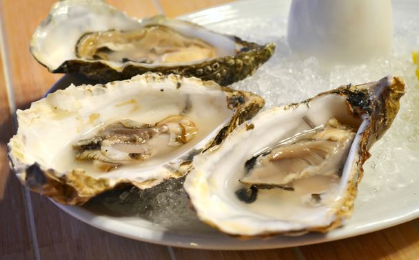 Huîtres fraîches et non cuites dans un restaurant
 - Photo, image