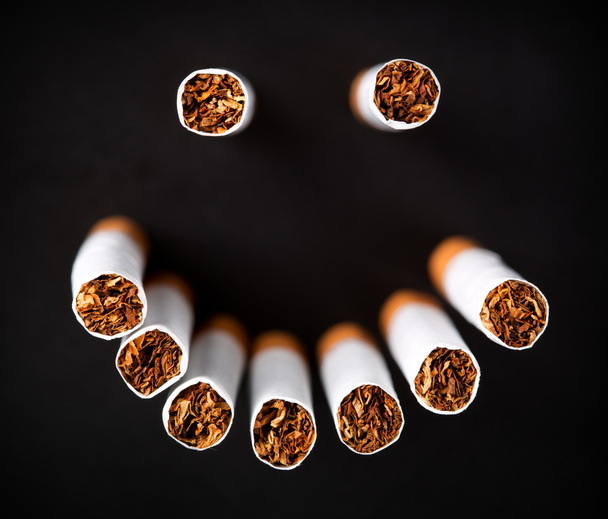 faccina sorridente fatta di sigarette
 - Foto, immagini